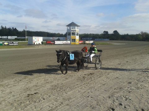 Bådsgårds Bacardi vinder sit første løb med Emil