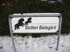 Stutteri Bådsgård skilt